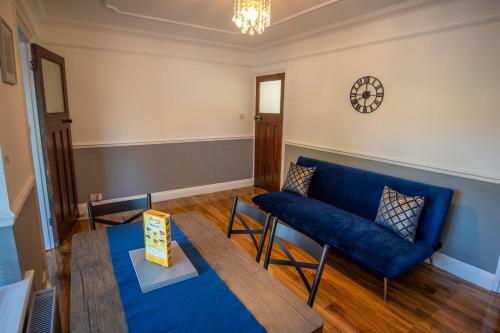 Charming Two Bed House Close To City With Parking