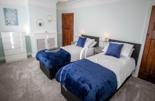 Charming Two Bed House Close To City With Parking