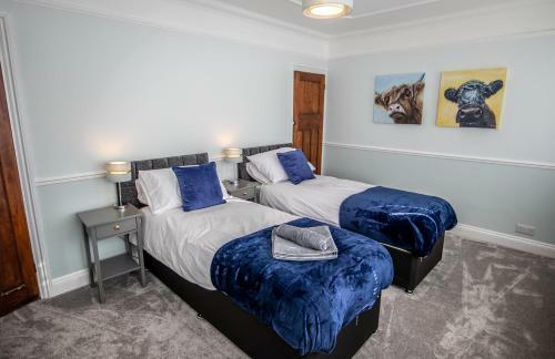Charming Two Bed House Close To City With Parking