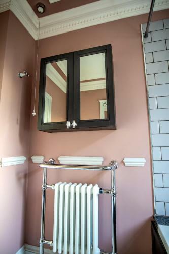 Charming Two Bed House Close To City With Parking
