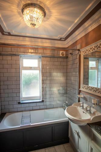Charming Two Bed House Close To City With Parking