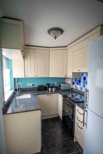Charming Two Bed House Close To City With Parking
