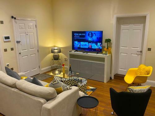 Luxury High Street Apartment