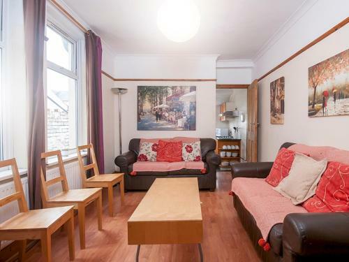 Spacious Victorian 4 Bed House Near Heath Hospital