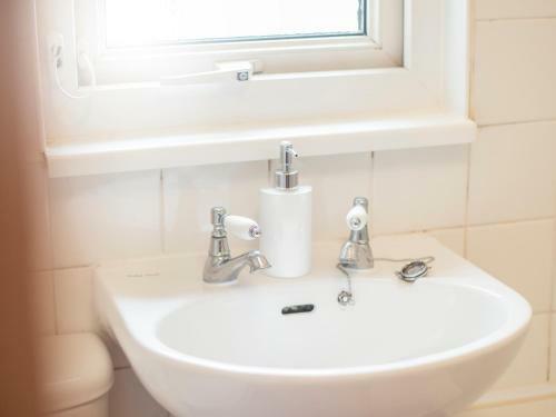 Spacious Victorian 4 Bed House Near Heath Hospital