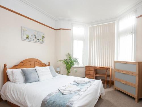 Spacious Victorian 4 Bed House Near Heath Hospital