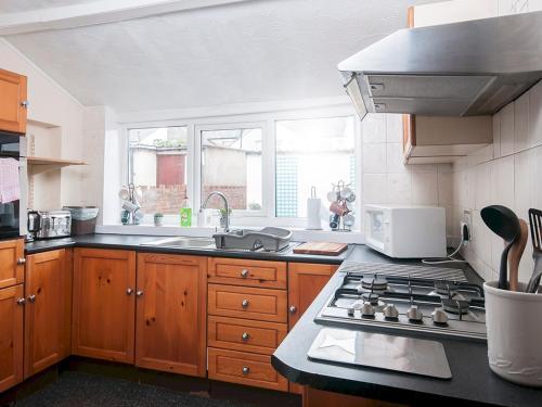 Spacious Victorian 4 Bed House Near Heath Hospital