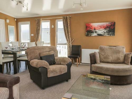 Impeccable 3-bed Lodge At Cayton Bay Holiday Park