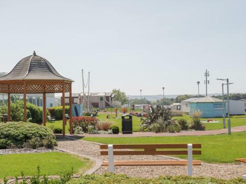 Impeccable 3-bed Lodge At Cayton Bay Holiday Park