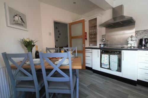 Cosy And Central Canal Side Home