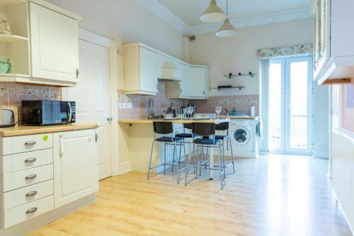 Stylish & Charming Central Apartment