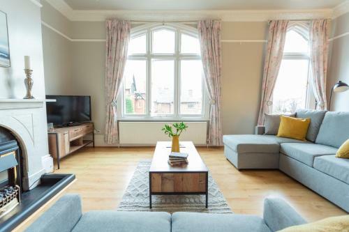 Stylish & Charming Central Apartment