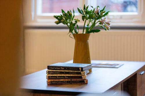 Stylish & Charming Central Apartment