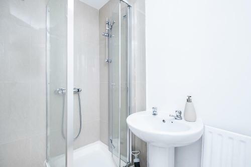 Dagenham 4 Bedhouse Rm10