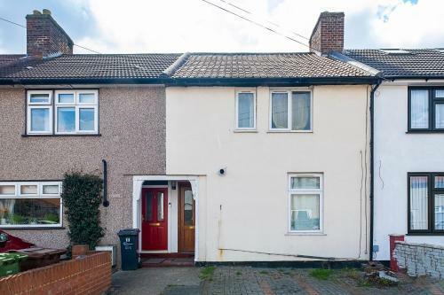 Dagenham 4 Bedhouse Rm10