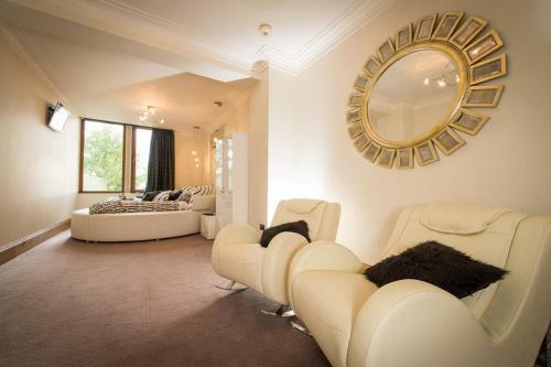 The Saddleworth Hotel