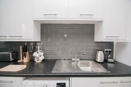 Florence Avenue, Apartment 2