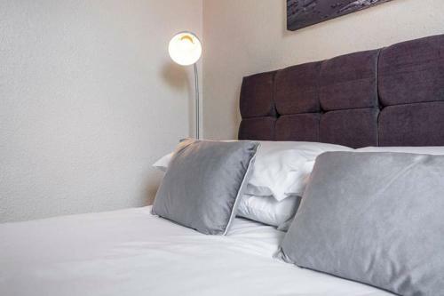 ? Bright, 2 Bedroom West End Apartment ?