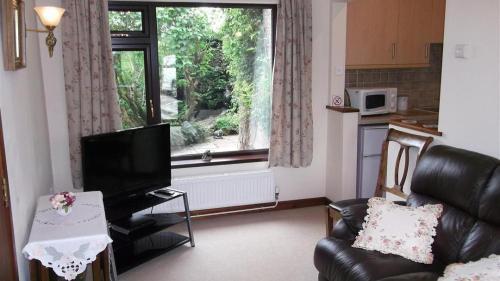Green Meadows Annexe, Three Crosses