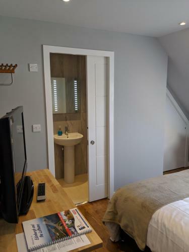 Hostal Falcon Crest Guest House