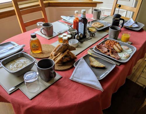 Hostal Falcon Crest Guest House