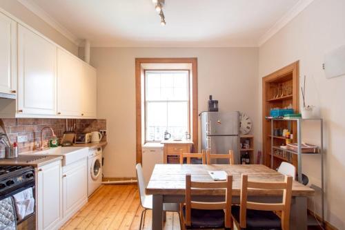 Apartamento Spacious Traditional 3 Bedroom Flat In New Town