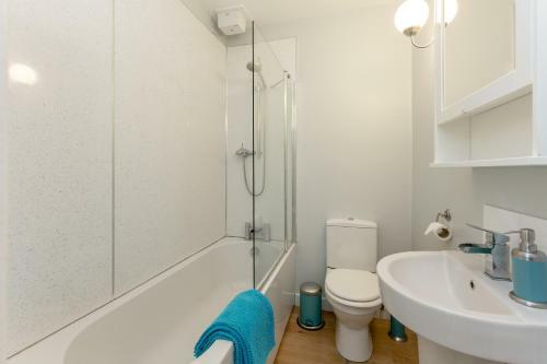 414 Spacious 2 Bedroom Ground Floor Apartment Near Leith