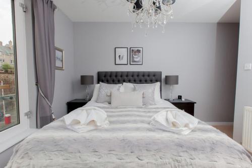 Stylish Royal Mile Apartment With Parking!