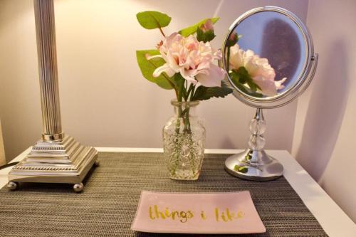 Stylish Royal Mile Apartment With Parking!
