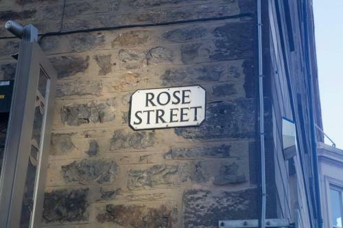 Altido Perfect Location - Stylish 2bd Rose St Apartment