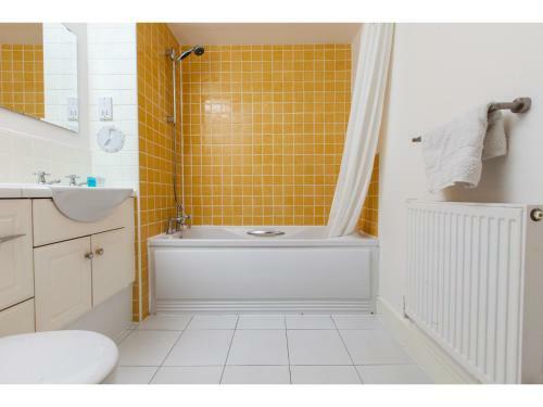 Spacious, Central Apartment. Free Parking