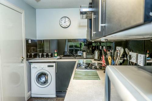 Silver Lining - Quiet St Patrick City Apartment