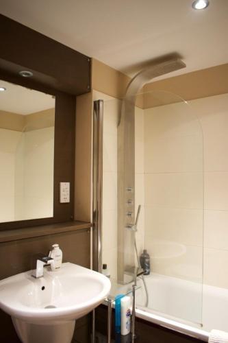 Super Central City Apartment - 1 Bedroom Sleeps 4