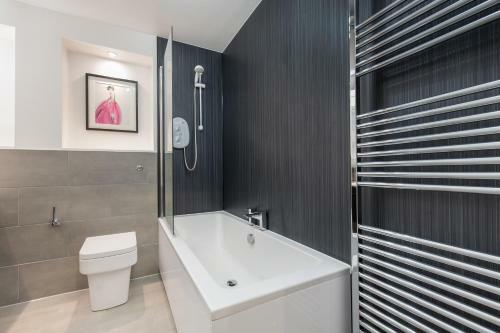 415 Lovely And Central 2 Bedroom Apartment With Secure Parking