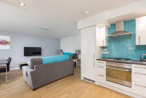 415 Lovely And Central 2 Bedroom Apartment With Secure Parking