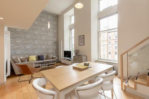 424 Stunning 2 Bedroom Duplex Apartment By The Meadows With Secure Parking