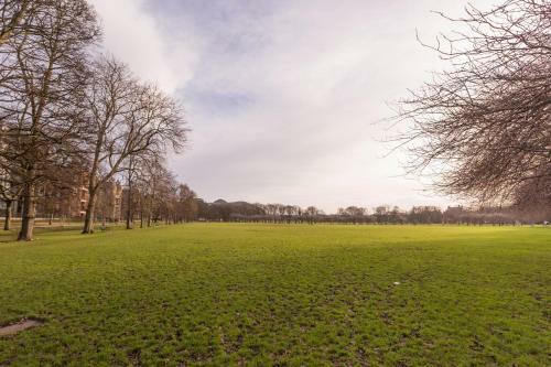 424 Stunning 2 Bedroom Duplex Apartment By The Meadows With Secure Parking