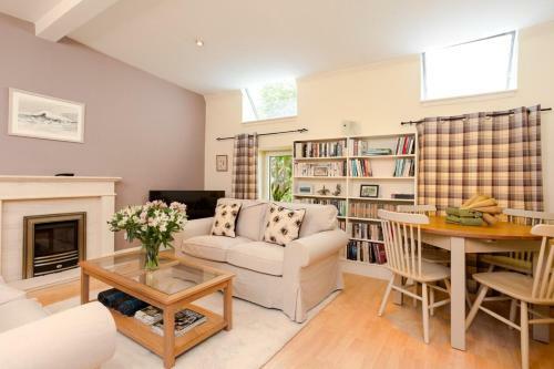 Luxury Morningside Cottage With Patio