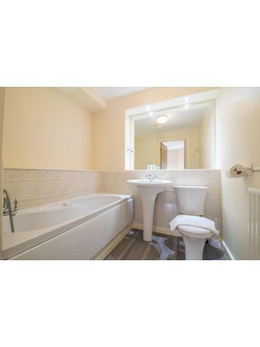 Immaculate 2 Bed House, Sleeps 6, Free Parking