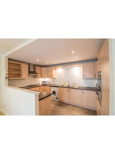 Immaculate 2 Bed House, Sleeps 6, Free Parking
