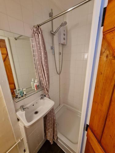 Apartamento 17th-century One Bed Studio With Parking & Garden!