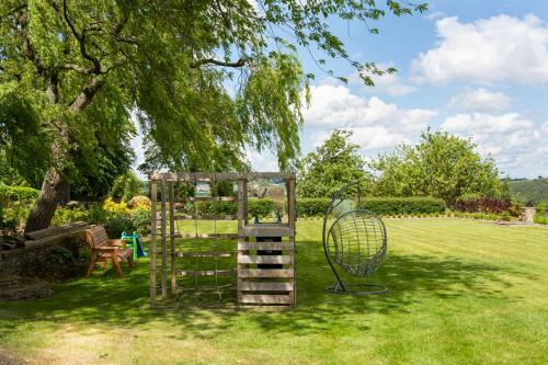 Emley Chateau Sleeps 17 With Wifi