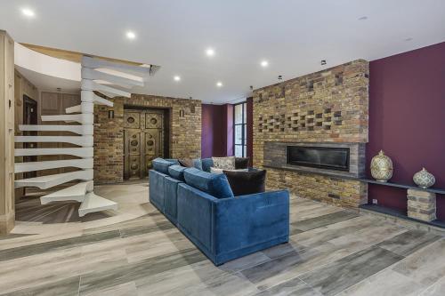 Eltham Chateau Sleeps 24