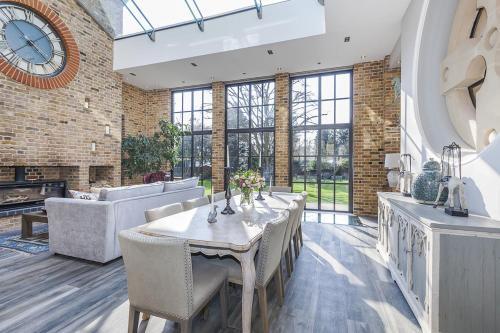 Eltham Chateau Sleeps 24