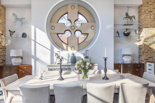Eltham Chateau Sleeps 24