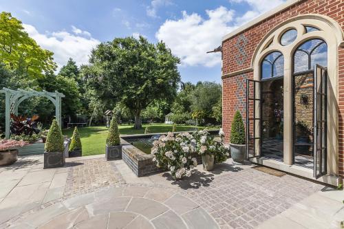 Eltham Chateau Sleeps 24