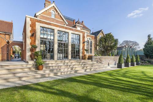 Eltham Chateau Sleeps 24