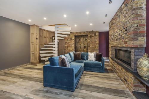 Eltham Chateau Sleeps 24