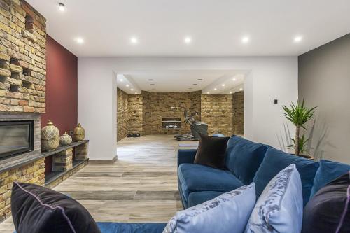 Eltham Chateau Sleeps 24
