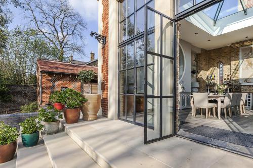 Eltham Chateau Sleeps 24